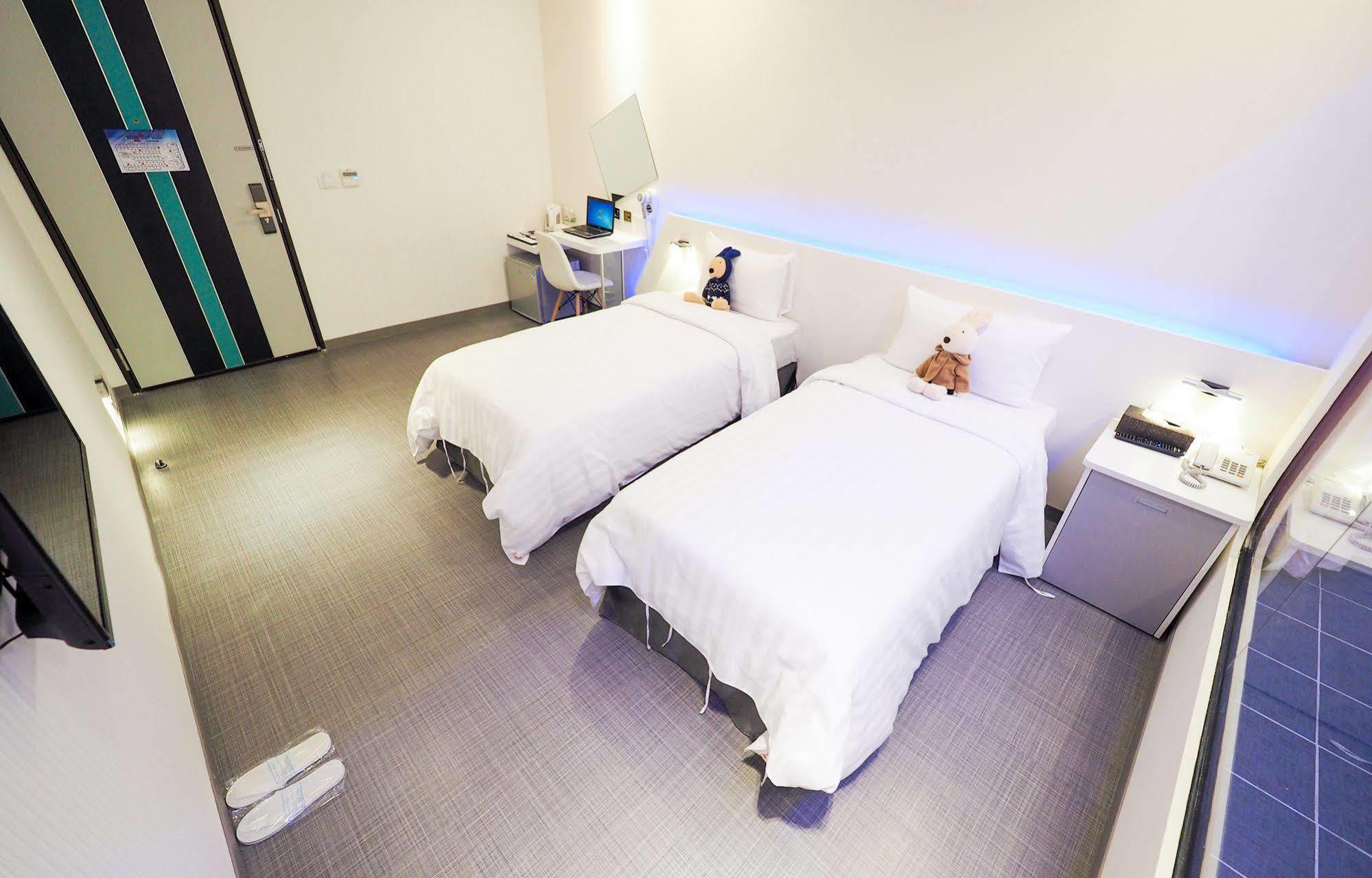 Galaxia Business Hotel Taichung Exterior photo